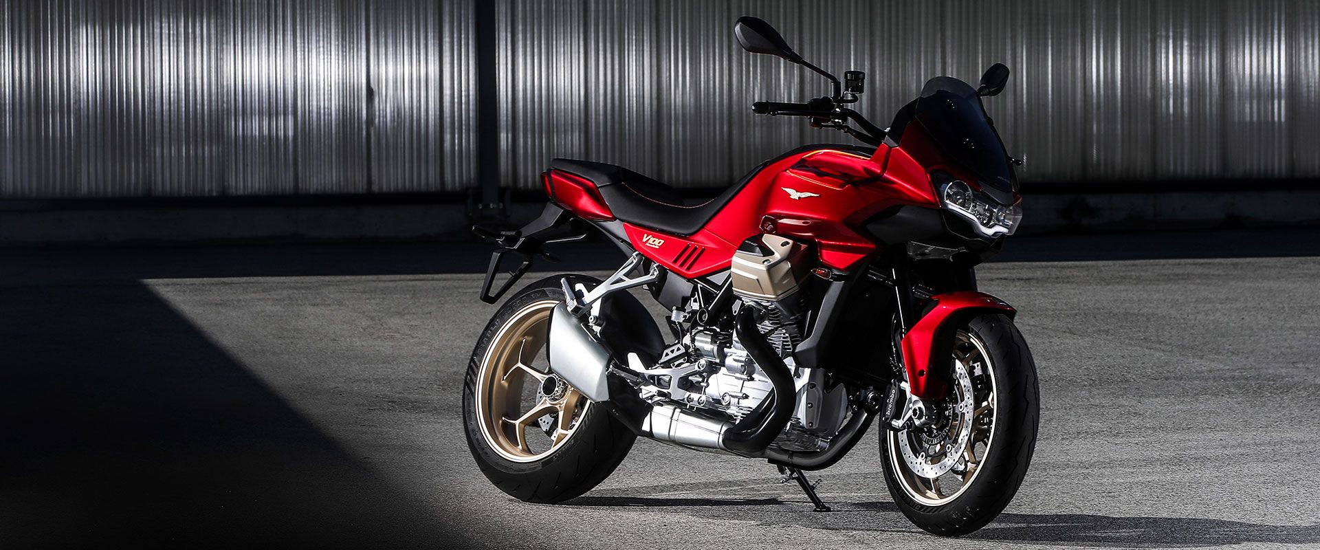 Moto Guzzi V100 Mandello First Look.